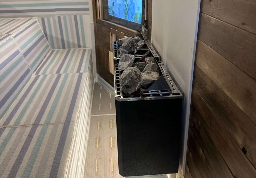 DIYのテレビ付き自宅サウナにサウナストーブ・LED照明を導入。