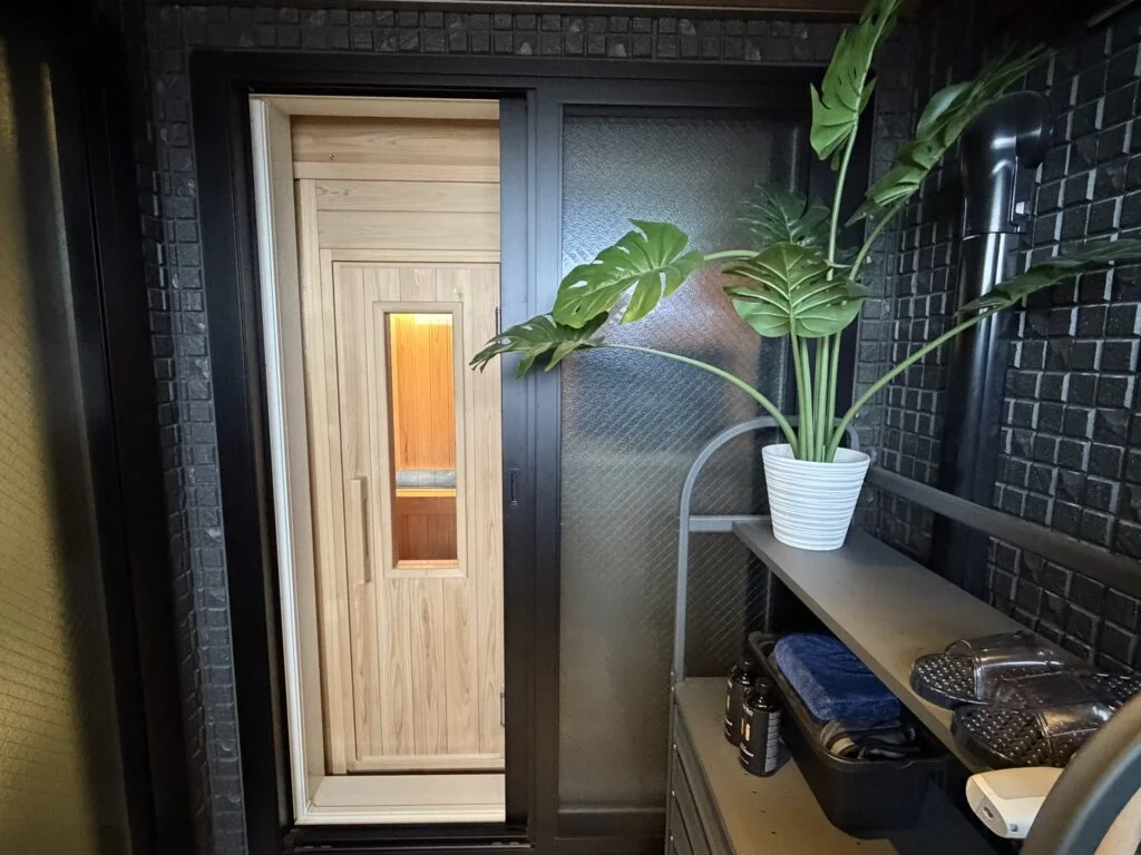 ビルトインで外気浴・浴室直結の自宅サウナを施工させていただきました。