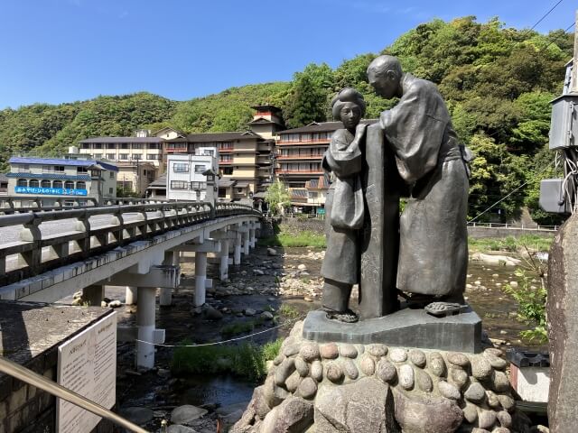 三朝温泉 ブロンズ像