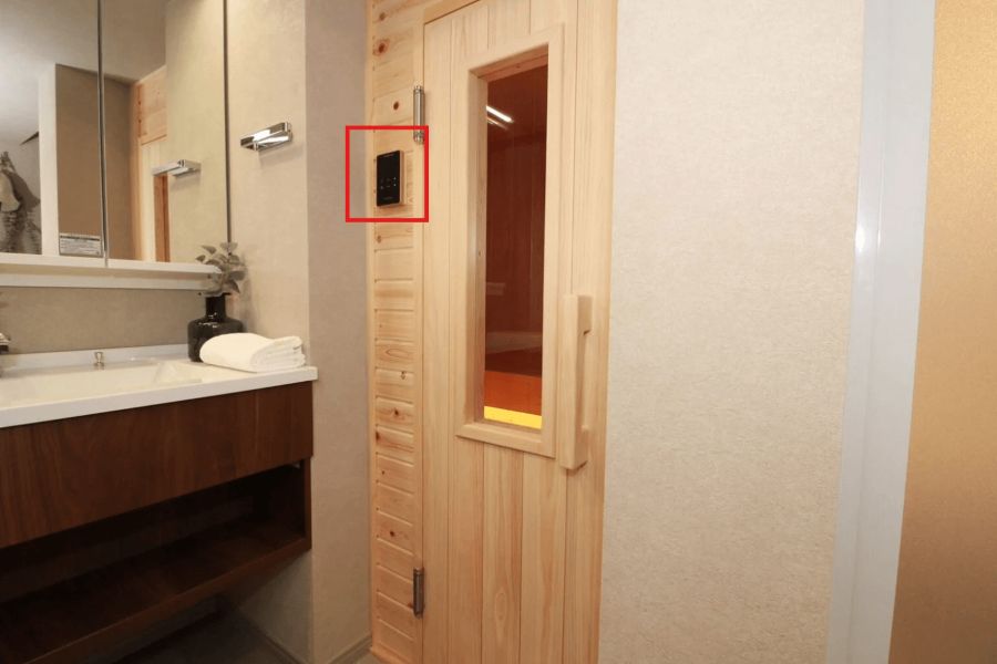 サウナ外部に設置された電源コントローラー